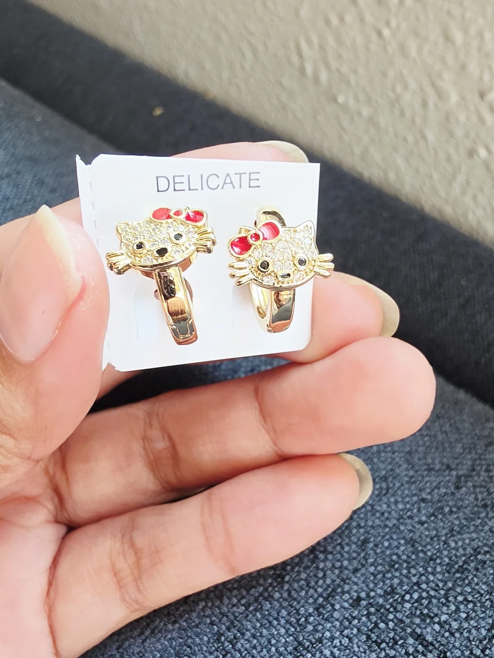 Pendientes de aro con cara de gato  con lazo rojo - Accesorios para niños